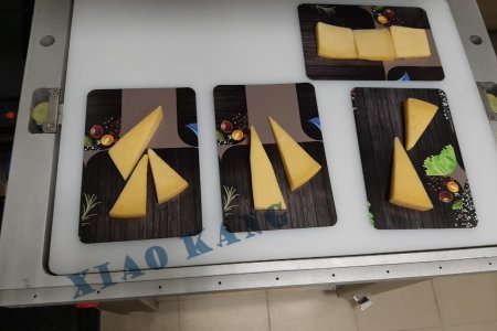 Cheese vacuum skin packaging in flatboard